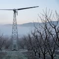 Colocaron un ventilador de 4,5 metros en una torre y salvaron sus cultivos de duraznos y frutas de las heladas
