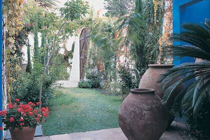 Los verdes también son grandes protagonistas en el exterior de esta hermosa casa