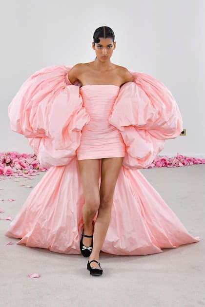 Los vestidos de alta costura se presentan con transparencias, volúmenes dramáticos, mangas exageradas y colores inspirados en las piedras preciosas.