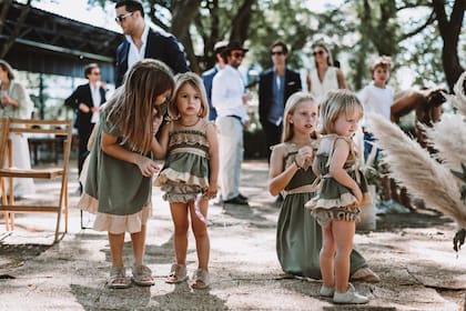 Los vestidos del cortejo eran de Manolita Handmade y los zapatos de De La Paz Petit, de Uruguay.