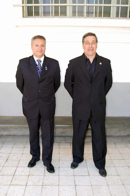 Los veteranos de guerra Alejandro Meringer (izq) y Marcelo Morganti (der) durante una ceremonia realizada en el Batallón de Comunicaciones 181, años atrás. (Cortesía Mariana Morganti).