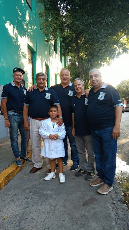 Los veteranos de Vicente López escoltaron a Agustín en su primer día de clases