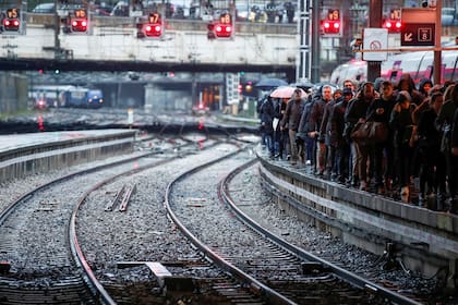 Los viajeros caminan en una plataforma en la estación de tren Gare Saint-Lazare mientras continúa una huelga contra los planes de reforma de pensiones del gobierno francés