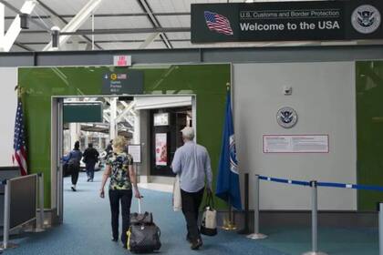Los viajeros deben declarar ciertos importes de dinero cuando atraviesan los controles de los aeropuertos de EE.UU: