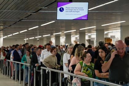Los viajeros esperan en largas colas para embarcar en los vuelos en el aeropuerto de Schiphol de Ámsterdam, Holanda, el martes 21 de junio de 2022.
