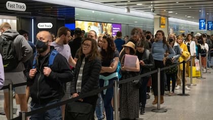 Los viajeros forman largas filas en el aeropuerto de Heathrow