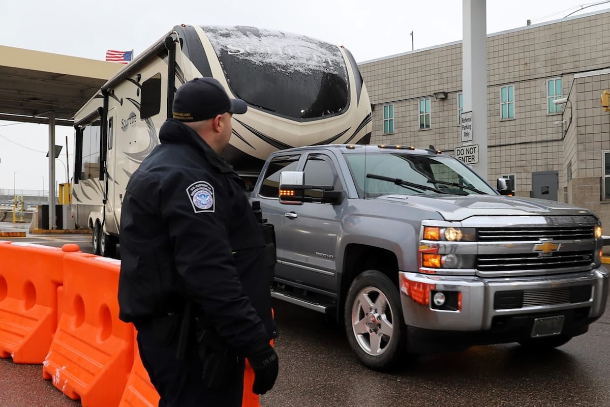 Los viajeros pueden ayudar a agilizar su experiencia de inspección con los agentes de la CBP si siguen los lineamientos de la agencia