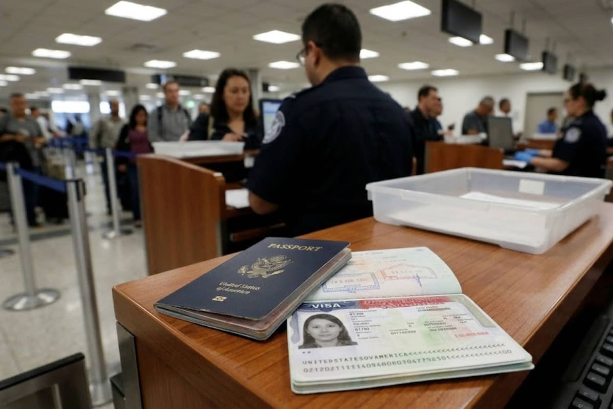 Los viajeros pueden presentar diversos documentos oficiales, tales como pasaportes vigentes, actas de nacimiento o certificados de naturalización
