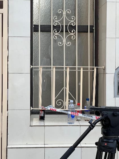 Los "viajeros" que dejan los clientes del boliche en la ventana del Centro de Rehabilitación
