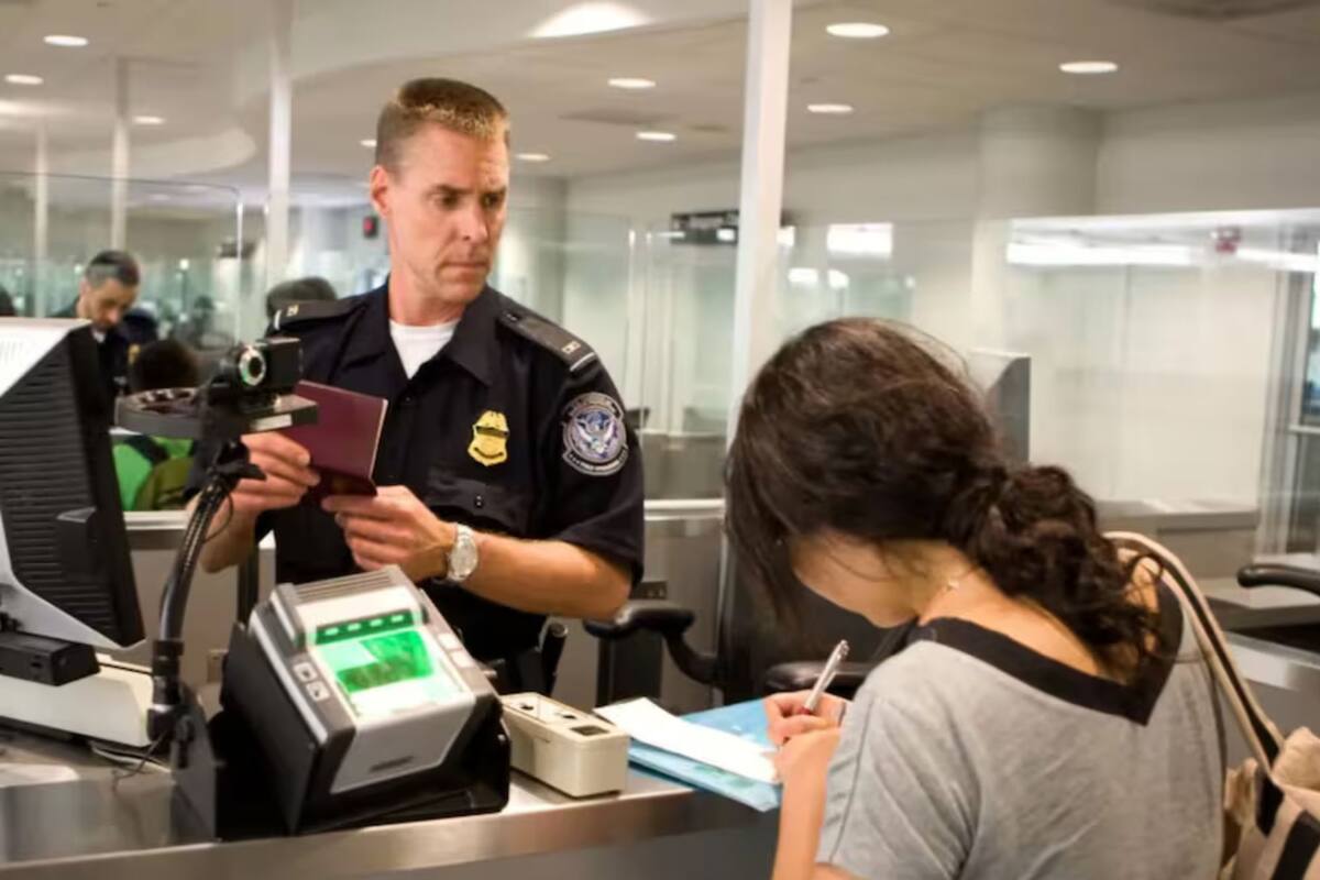 Los viajeros que ingresen o salgan de EE.UU. deben declarar cantidades en efectivo a partir de cierto monto, advirtió CBP