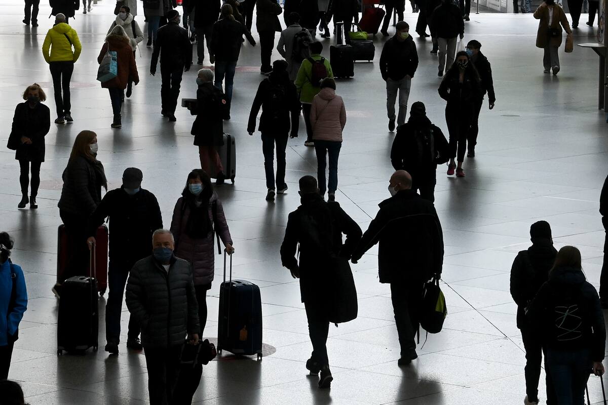 Los viajeros usan máscaras protectoras mientras caminan por un pasillo de la estación principal de trenes en Múnich, en el sur de Alemania, el 13 de octubre de 2020, en medio de la pandemia del nuevo coronavirus