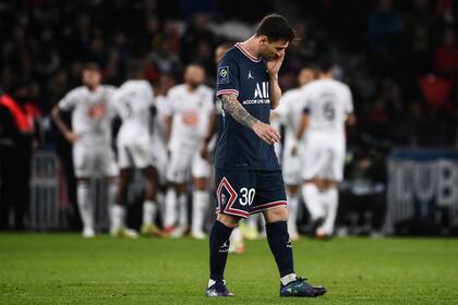 Los viajes de Lionel Messi para jugar con la selección generaron una controversia con PSG, su actual club (Photo by FRANCK FIFE / AFP)