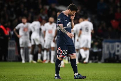 Los viajes de Lionel Messi para jugar con la selección generaron una controversia con PSG, su actual club (Photo by FRANCK FIFE / AFP)