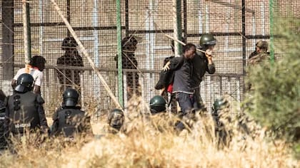 Los videos muestran empujones por parte de las autoridades contra los migrantes