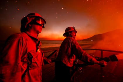 Los vientos de Santa Ana en California alcanzaron hasta 60 kilómetros por hora, lo que aumenta el riesgo de propagación de incendios forestales
