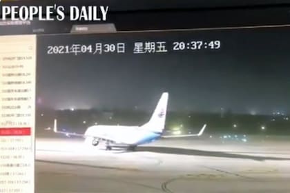 Los vientos desplazaron el avión que se encontraba estacionado en el aeropuerto de Nantong