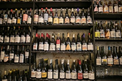 Los vinos son un capítulo fuerte de la propuesta: con alta curaduría, son todos de baja intervención, orgánicos y biodinámicos.