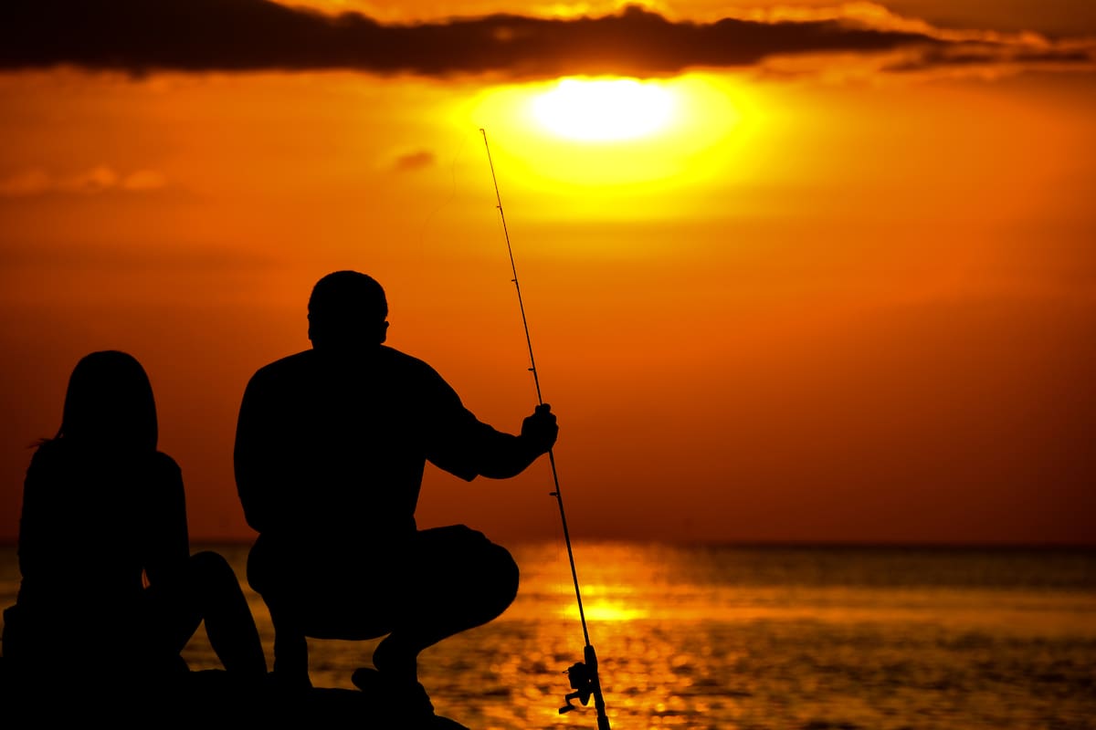 Los vio concentrados y se acercó a preguntar: "¿Hay pesca?"