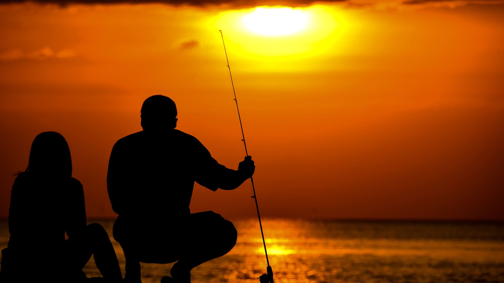Los vio concentrados y se acercó a preguntar: "¿Hay pesca?"