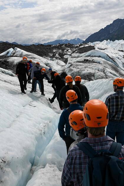Los visitantes caminan sobre el hielo durante una visita guiada al glaciar Matanuska