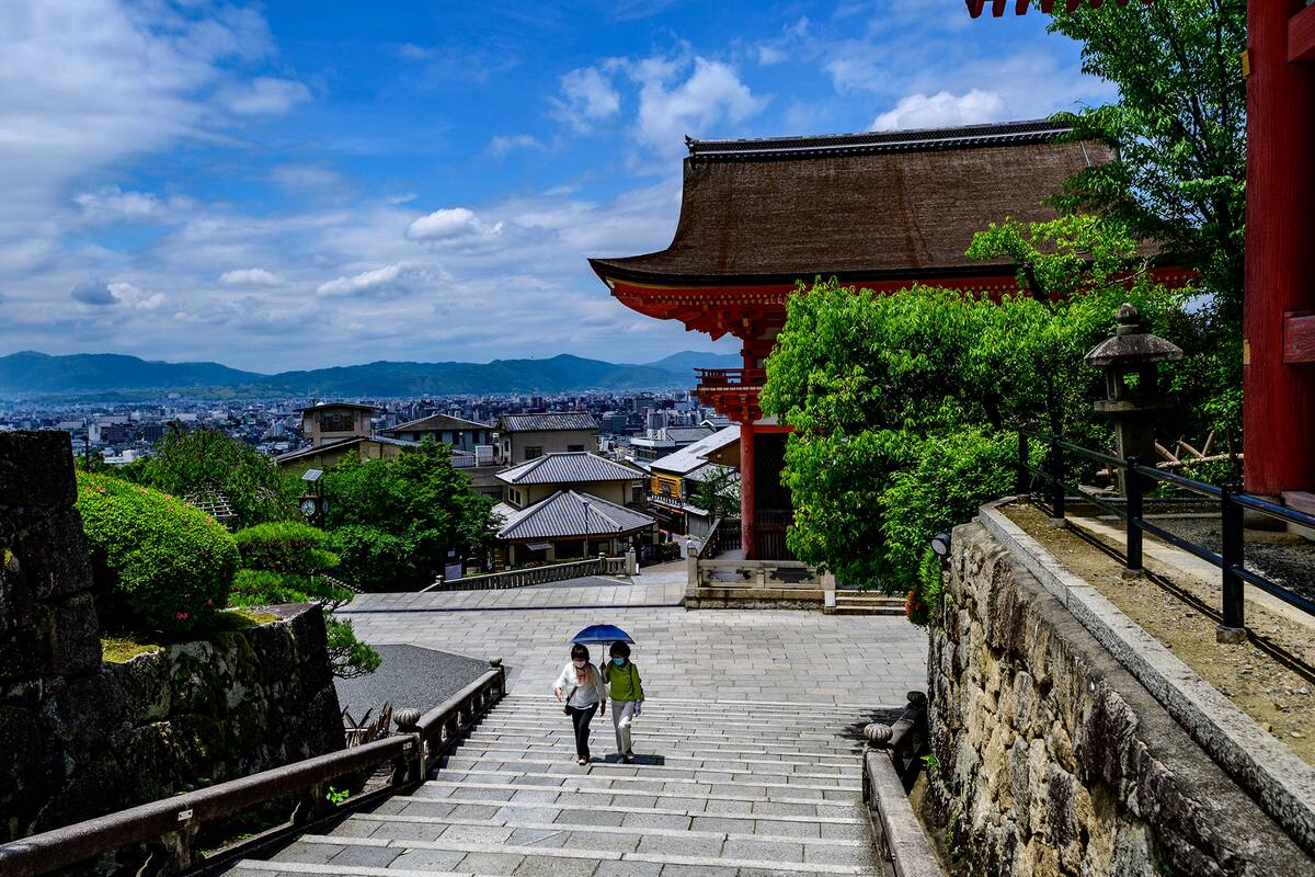 Los visitantes con mascarillas recorren el templo Kiyomizu, patrimonio de la Unesco, ubicado en las colinas alrededor de Kyoto, que normalmente está repleto de turistas, el 22 de mayo de 2020