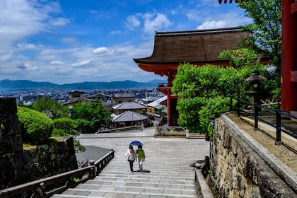 Los visitantes con mascarillas recorren el templo Kiyomizu, patrimonio de la Unesco, ubicado en las colinas alrededor de Kyoto, que normalmente está repleto de turistas, el 22 de mayo de 2020