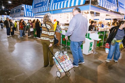 Los visitantes de Caminos y Sabores asisten con sus carritos de compras