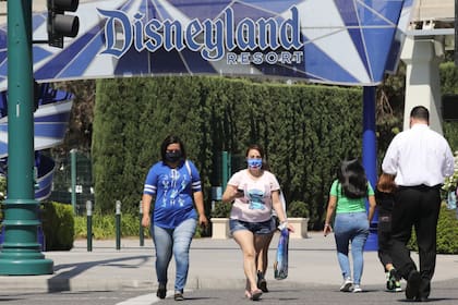Los visitantes de Downtown Disney, ayer en su apertura en California