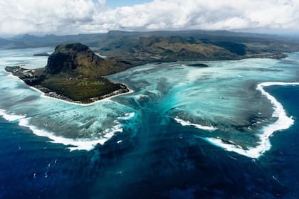 Los visitantes de la isla se conmueven ante la solemnidad de la ilusión óptica que se ubica en una de las playas del archipiélago y que hace parecer como si realmente hubiera una catarata submarina