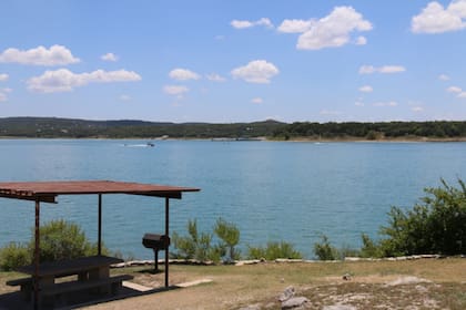 Los visitantes del lago quedan admirados por la belleza de sus aguas