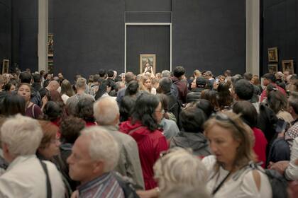 Visitantes del Museo del Louvre esperan para ver la Mona Lisa, en octubre de 2019. Según una investigación del museo parisino, el 80 por ciento del público llega para ver la obra de Leonardo y la mayoría se va descontenta