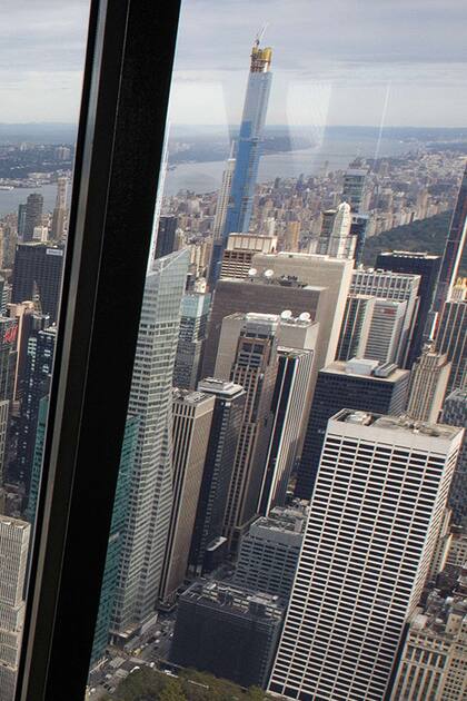 Los visitantes disfrutan de las vistas de Manhattan desde el recientemente renovado observatorio del piso 102 del Empire State Building