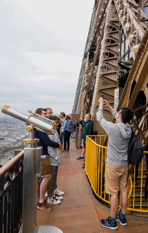 Los visitantes disfrutan de las vistas de la Torre Eiffel en París