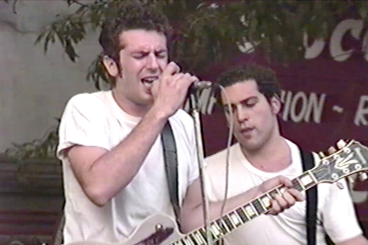 Los Visitantes en un show gratuito que dieron en Floresta, en 1992