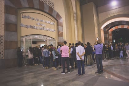 Los visitantes esperan para ingresar a la Mezquita Rey Fahd, durante la segunda edición de La Noche de los Templos