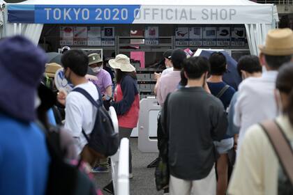 Los visitantes hacen fila frente al Fuji International Speedway en una tienda de regalos.