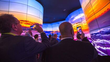 Los visitantes pasean junto a las pantallas LG OLED