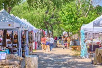 Los visitantes pueden adquirir antigüedades y productos típicos en los mercados al aire libre
