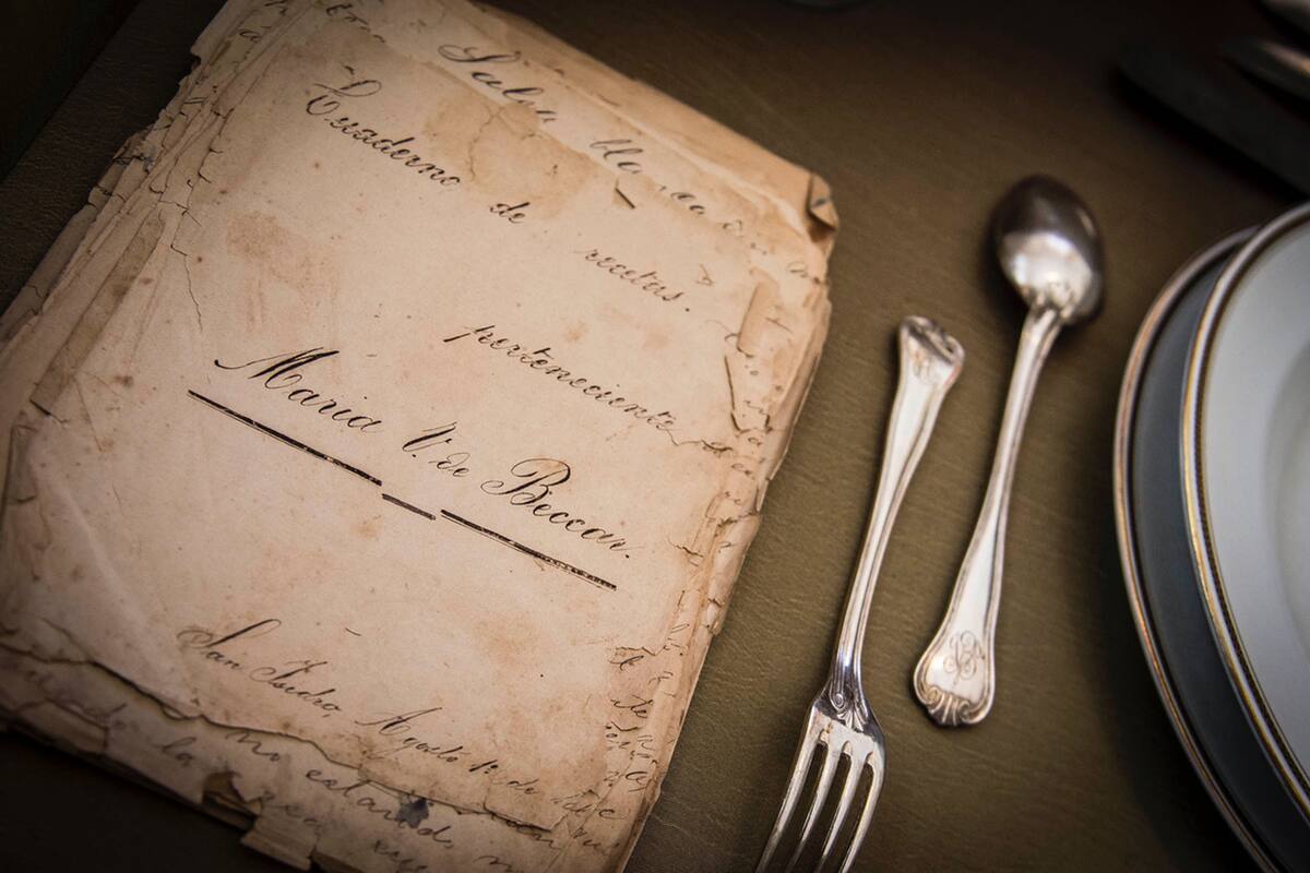 Los visitantes pueden consultar el cuaderno de recetas de María Varela de Beccar