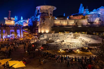 Los visitantes pueden entrar a la cabina y tomar el control del legendario Millennium Falcon