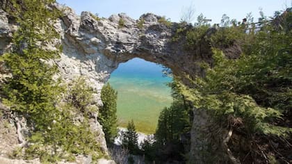 Los visitantes pueden ir a pie, en bicicleta o a caballo hasta Arch Rock