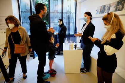 Los visitantes se limpiaban las manos para asistir a la reapertura del Instituto Giacometti, el viernes en París