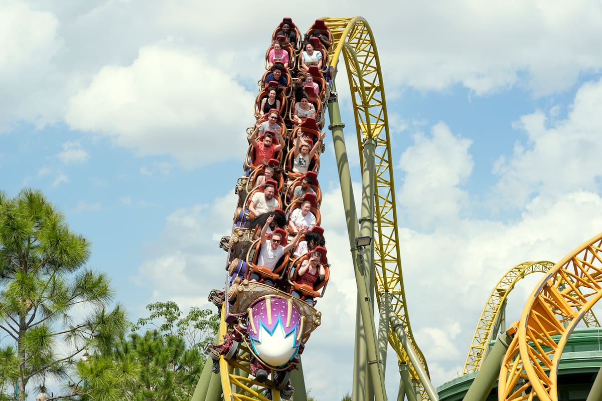 Los visitantes viajan en la montaña rusa Stardust Racers en el parque temático Epic Universe en Universal Resort Orlando, el 10 de abril de 2025, en Orlando, Florida