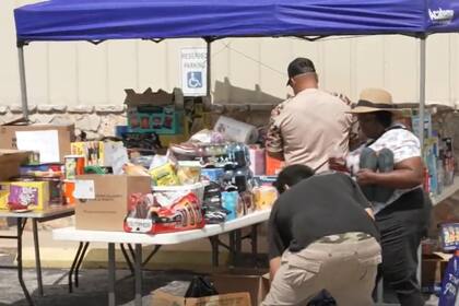 Los voluntarios cooperan para hacer llegar recursos necesarios a la población de Texas afectada por las inundaciones