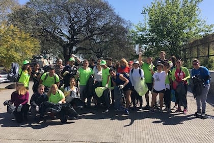 Los voluntarios de esta jornada de plogging en Costanera Sur, Puerto Madero
