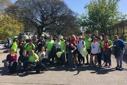 Los voluntarios de esta jornada de plogging en Costanera Sur, Puerto Madero