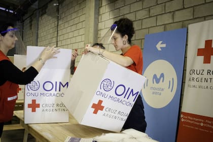 Los voluntarios de la Cruz Roja filial Villa Crespo trabajan en las instalaciones del Movistar Arena
