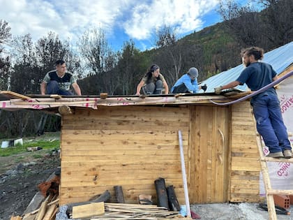 Los voluntarios de Reconstruyendo Epuyén en plena tarea de construcción de casas