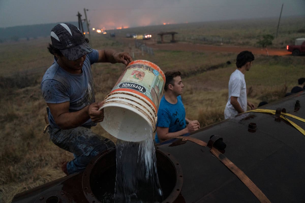 Los voluntarios que brindan su aporte para combatir los incendios en Corrientes (AP Photo/Rodrigo Abd)