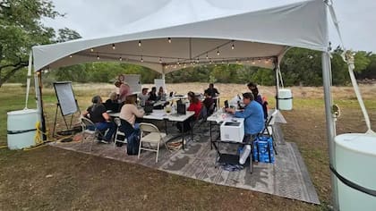 Los voluntarios se reúnen en campamentos especiales donde trabajan en casos